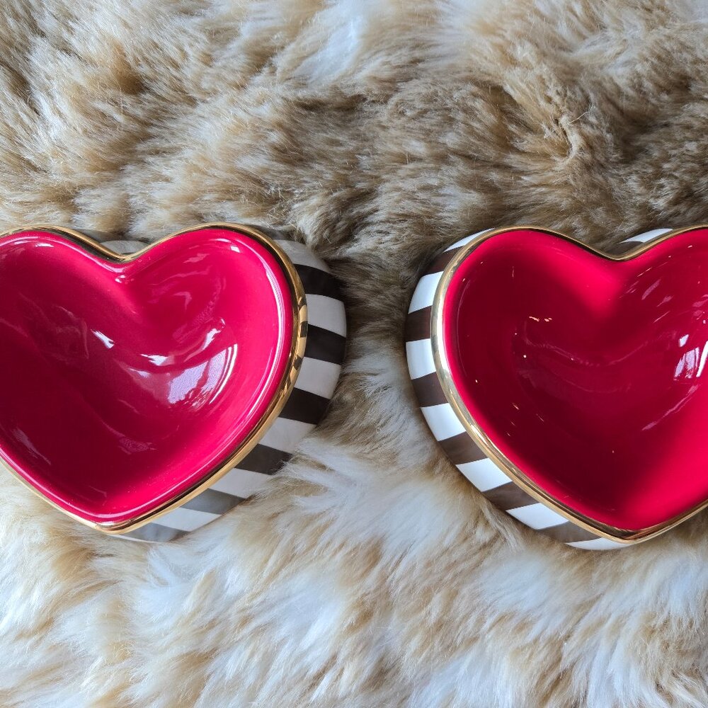 NWT VERY VERY RARE Henri Bendel Set of 2 Red Heart Dog Bowls